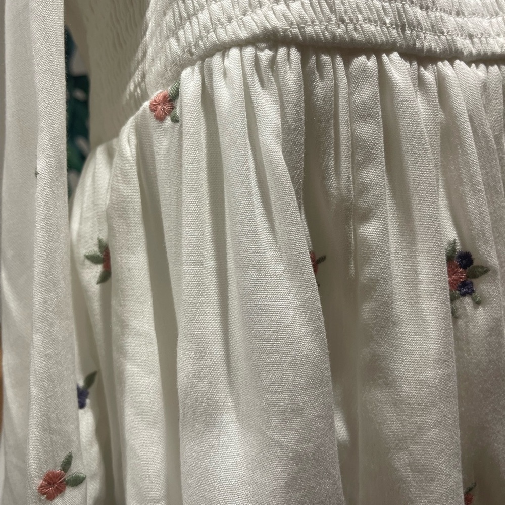 ❣️💕Torrid White Floral Smocked Blouse💗🌹 - Picture 3 of 9